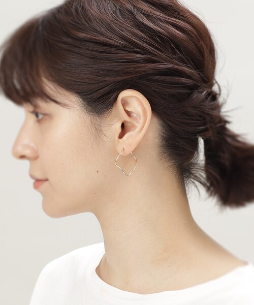 COCOSHNIK(ココシュニック)の「K10中空丸線 S字フープピアス大(ピアス(両耳用)・レディース・ホワイト系その他7・00)」の5枚目の写真