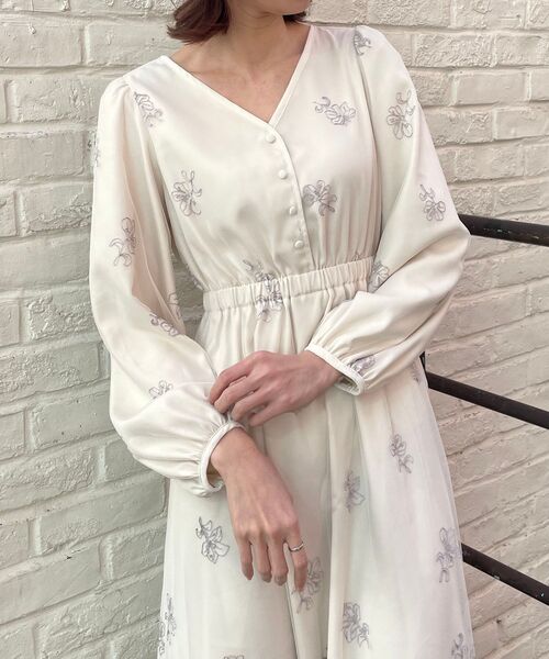 MAJESTIC LEGON(マジェスティックレゴン)の「エンブロイダリーチュールワンピース(ワンピース・レディース・アイボリー/ラベンダー/ピンクベージュ・SMALL/MEDIUM)」の7枚目の写真