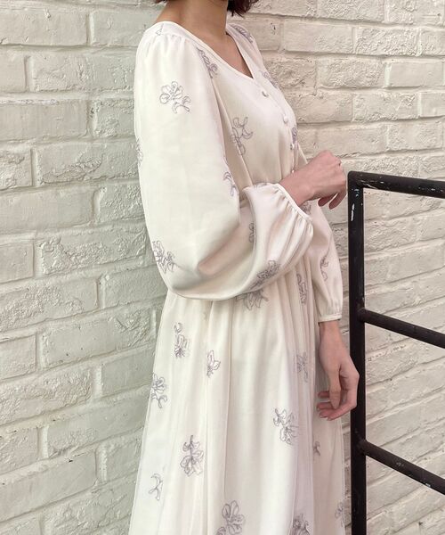 MAJESTIC LEGON(マジェスティックレゴン)の「エンブロイダリーチュールワンピース(ワンピース・レディース・アイボリー/ラベンダー/ピンクベージュ・SMALL/MEDIUM)」の20枚目の写真