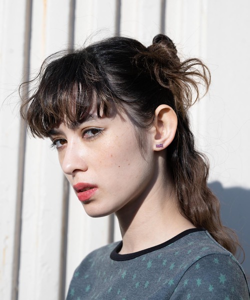 X-girl（エックスガール）の「MILLS LOGO EARRINGS（ピアス（両耳用）・レディース・ピンク/オレンジ/ライトグリーン・ONE SIZE）」の12枚目の写真