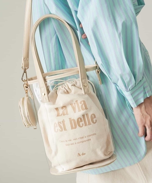 A de a.v.v(アードアー・ヴェ・ヴェ)の「PVC巾着トートバッグ(トートバッグ・レディース・ブラック/ベージュ・39)」の1枚目の写真