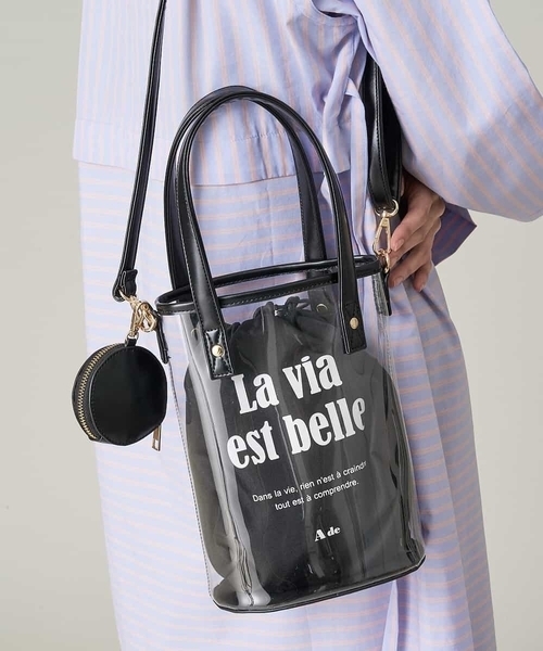 A de a.v.v(アードアー・ヴェ・ヴェ)の「PVC巾着トートバッグ(トートバッグ・レディース・ブラック/ベージュ・39)」の2枚目の写真