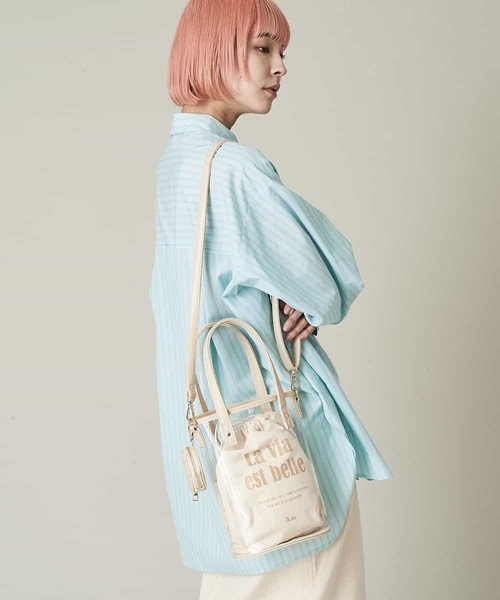 A de a.v.v(アードアー・ヴェ・ヴェ)の「PVC巾着トートバッグ(トートバッグ・レディース・ブラック/ベージュ・39)」の6枚目の写真