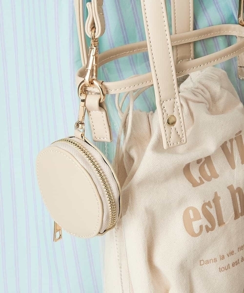 A de a.v.v(アードアー・ヴェ・ヴェ)の「PVC巾着トートバッグ(トートバッグ・レディース・ブラック/ベージュ・39)」の4枚目の写真