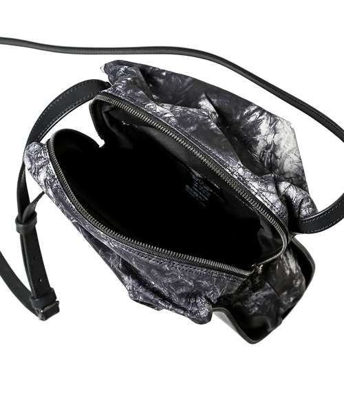discord Yohji Yamamoto(ディスコード ヨウジヤマモト)の「Shibori Gaufre 絞 ゴーフル バッグ(ショルダーバッグ・レディース・ブラック・FREE)」の4枚目の写真