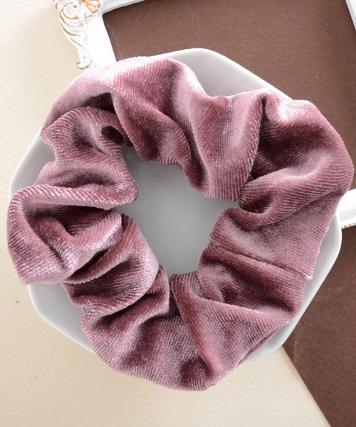 VIBGYOR Women(ヴィブジョー ウィメン)の「【float】ベロア カラフル シュシュ【22色展開】(シュシュ・レディース・ダークブラウン/チェリーピンク/ライトブラウン/カーキ/プラム/ブラック/アーミー/モカ/アッシュブラウン/ブルー/スモークピンク/ネイビー/パープル/マスタード/ベージュ/エメラルドブルー/グレー/ワイン/グリーン/インディゴブルー/イエロー/バイオレット・FREE)」の20枚目の写真