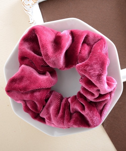 VIBGYOR Women(ヴィブジョー ウィメン)の「【float】ベロア カラフル シュシュ【22色展開】(シュシュ・レディース・ダークブラウン/チェリーピンク/ライトブラウン/カーキ/プラム/ブラック/アーミー/モカ/アッシュブラウン/ブルー/スモークピンク/ネイビー/パープル/マスタード/ベージュ/エメラルドブルー/グレー/ワイン/グリーン/インディゴブルー/イエロー/バイオレット・FREE)」の21枚目の写真