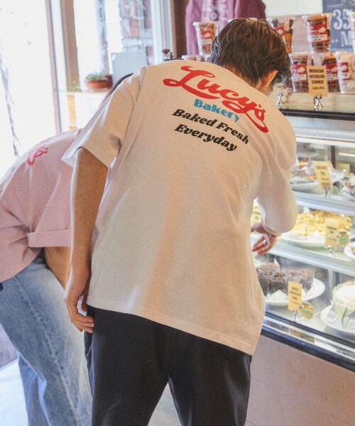 FREAK'S STORE（フリークスストア）の「【限定展開】LUCY'S BAKERY×FREAK'S STORE/ルーシーズベーカリー 別注 ビッグシルエット バックプリント クルーネックTシャツ（Tシャツ/カットソー・メンズ・ホワイト/ブラック/ネイビー/ライトピンク/その他9・SMALL/MEDIUM/LARGE）」の6枚目の写真