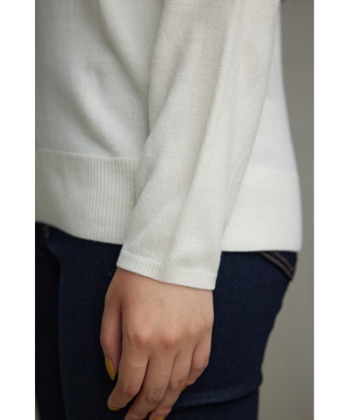 AZUL by moussy(アズールバイマウジー)の「ヌーディー2WAYVネックニットトップス(ニット/セーター・レディース・グレー/オフホワイト/ブルー/ベージュ/ブラック・SMALL/MEDIUM/LARGE)」の14枚目の写真