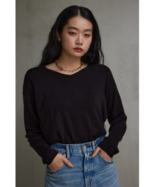 AZUL by moussy(アズールバイマウジー)の「ヌーディー2WAYVネックニットトップス(ニット/セーター・レディース・グレー/オフホワイト/ブルー/ベージュ/ブラック・SMALL/MEDIUM/LARGE)」の16枚目の写真