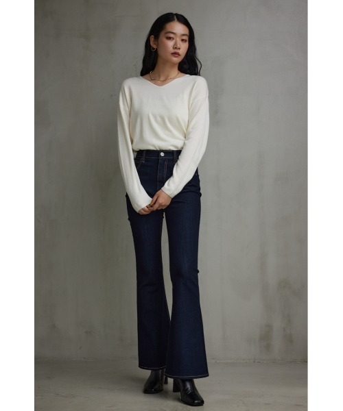 AZUL by moussy(アズールバイマウジー)の「ヌーディー2WAYVネックニットトップス(ニット/セーター・レディース・グレー/オフホワイト/ブルー/ベージュ/ブラック・SMALL/MEDIUM/LARGE)」の8枚目の写真