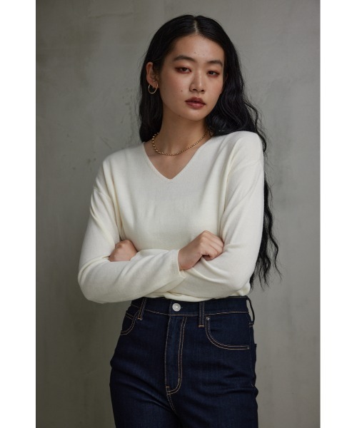 AZUL by moussy(アズールバイマウジー)の「ヌーディー2WAYVネックニットトップス(ニット/セーター・レディース・グレー/オフホワイト/ブルー/ベージュ/ブラック・SMALL/MEDIUM/LARGE)」の6枚目の写真
