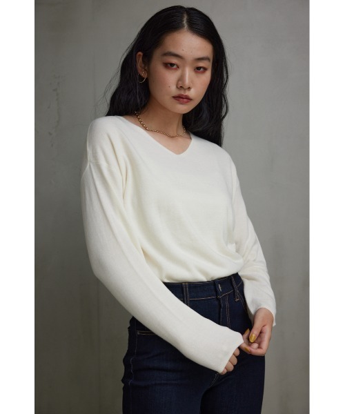 AZUL by moussy(アズールバイマウジー)の「ヌーディー2WAYVネックニットトップス(ニット/セーター・レディース・グレー/オフホワイト/ブルー/ベージュ/ブラック・SMALL/MEDIUM/LARGE)」の7枚目の写真
