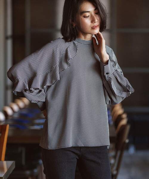 OPAQUE.CLIP（オペークドットクリップ）の「◆フリルスリーブイージーケアブラウス【洗濯機洗い可】（シャツ/ブラウス・レディース・グリーン/ブラック/ブラック系/オフホワイト・38/40/42/36）」の4枚目の写真