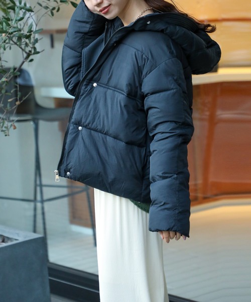 MAISON BREEZE(メゾンブリーズ)の「【MAISON BREEZE】フード付き中綿ボリュームジャケット KNF037(ダウンジャケット/コート・レディース・ベージュ/ホワイト/ブラック・FREE)」の4枚目の写真