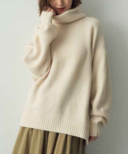 YECCA VECCA(イェッカヴェッカ)の「オフタートルネックソフトニット(ニット/セーター・レディース・アイボリー/レッド/チャコールグレー・FREE)」の1枚目の写真