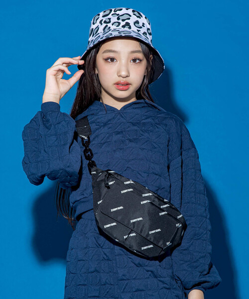 ZIDDY（ジディ）の「【 ニコ☆プチ 掲載 】モノグラムヒョウ柄リバーシブルバケットハット（ハット・キッズ・ホワイト/ブラック・FREE）」の4枚目の写真