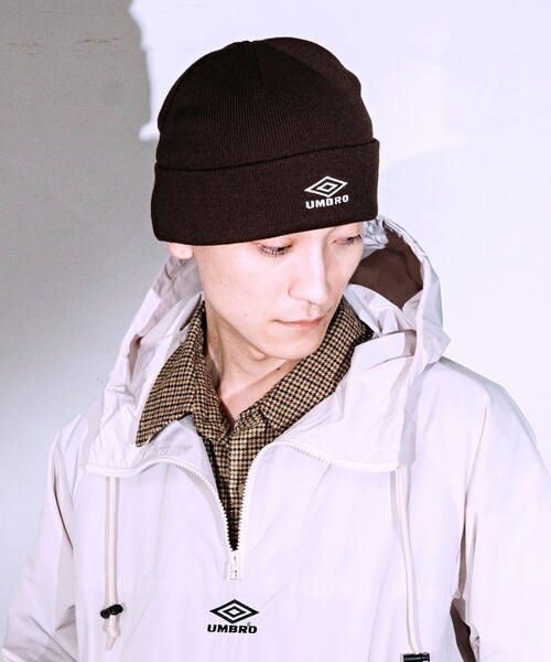 UMBRO(アンブロ)の「UMBRO/アンブロ 別注 Beanie Small Logo/ビーニー スモールロゴ(ニットキャップ/ビーニー・メンズ・ホワイト/ブラック/グリーン/ネイビー/ブラウン/チャコールグレー・FREE)」の4枚目の写真