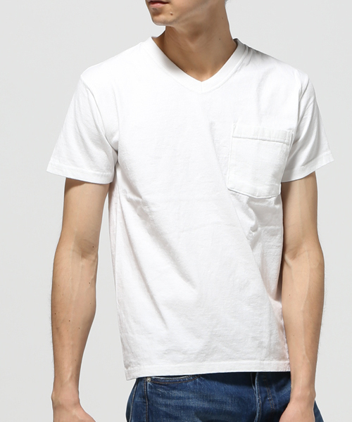 Goodwear(Since1983)(グッドウェア)の「GOOD WEAR / グッドウエア: V-Neck Pocket Tee Slim WHT Tシャツ #(Tシャツ/カットソー・メンズ・ボルドー/ホワイト/ピンク/バーガンディー/アイボリー/ライトブルー/ネイビー/オレンジ/ブルー系その他/ブラック/サックスブルー/チャコールグレー/グリーン/グレー・LARGE/SMALL/X-LARGE/MEDIUM)」の2枚目の写真