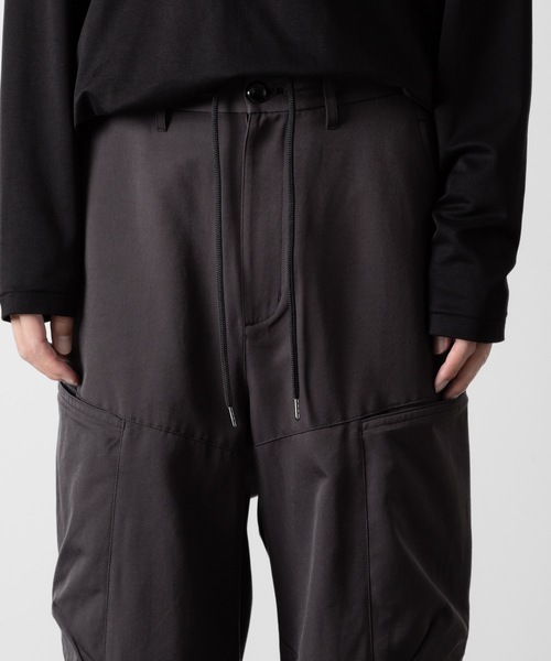 ATTACHMENT（アタッチメント）の「NY/CO ツイル ワイドカーゴトラウザーズ / NY/CO TWILL WIDE CARGO TROUSERS（カーゴパンツ・メンズ・ブラック/ダークグレー/ボルドー・1/2/3）」の19枚目の写真