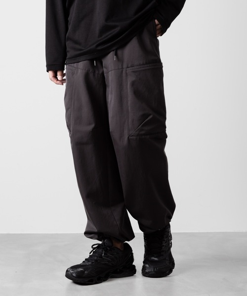 ATTACHMENT（アタッチメント）の「NY/CO ツイル ワイドカーゴトラウザーズ / NY/CO TWILL WIDE CARGO TROUSERS（カーゴパンツ・メンズ・ブラック/ダークグレー/ボルドー・1/2/3）」の14枚目の写真