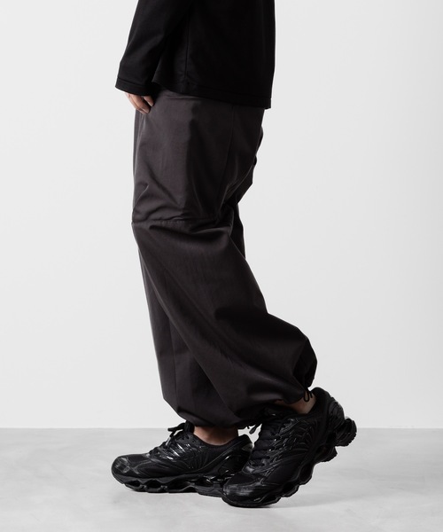 ATTACHMENT（アタッチメント）の「NY/CO ツイル ワイドカーゴトラウザーズ / NY/CO TWILL WIDE CARGO TROUSERS（カーゴパンツ・メンズ・ブラック/ダークグレー/ボルドー・1/2/3）」の16枚目の写真