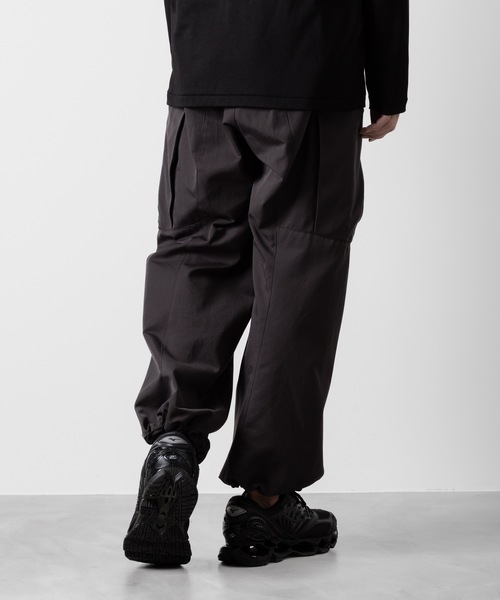 ATTACHMENT（アタッチメント）の「NY/CO ツイル ワイドカーゴトラウザーズ / NY/CO TWILL WIDE CARGO TROUSERS（カーゴパンツ・メンズ・ブラック/ダークグレー/ボルドー・1/2/3）」の17枚目の写真