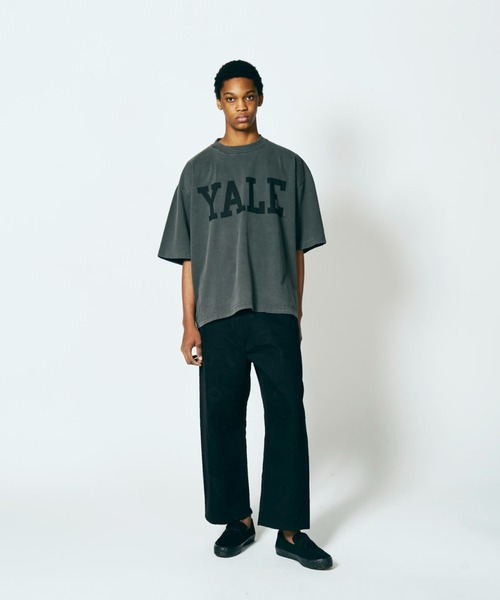 SUNNY SPORTS(サニースポーツ)の「The BOOK STORE / ザブックストア YALE LOGO SS TEE イエール大学ロゴTシャツ(Tシャツ/カットソー・メンズ・サンドベージュ/チャコールグレー/オリーブ系・MEDIUM/LARGE/X-LARGE/SMALL)」の2枚目の写真