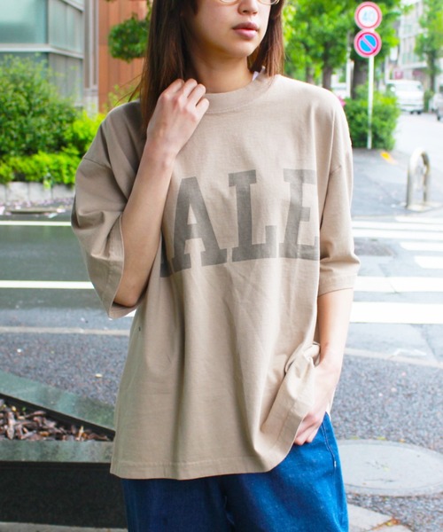 SUNNY SPORTS(サニースポーツ)の「The BOOK STORE / ザブックストア YALE LOGO SS TEE イエール大学ロゴTシャツ(Tシャツ/カットソー・メンズ・サンドベージュ/チャコールグレー/オリーブ系・MEDIUM/LARGE/X-LARGE/SMALL)」の3枚目の写真