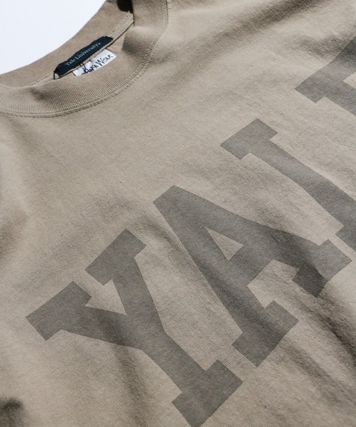 SUNNY SPORTS(サニースポーツ)の「The BOOK STORE / ザブックストア YALE LOGO SS TEE イエール大学ロゴTシャツ(Tシャツ/カットソー・メンズ・サンドベージュ/チャコールグレー/オリーブ系・MEDIUM/LARGE/X-LARGE/SMALL)」の8枚目の写真