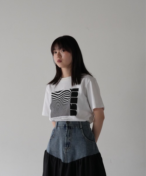 Uenui（ウニュイ）の「Uenui グラフィック Tシャツ（Tシャツ/カットソー・レディース・ブラック・FREE）」の3枚目の写真