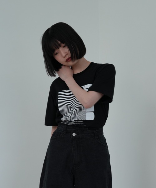 Uenui（ウニュイ）の「Uenui グラフィック Tシャツ（Tシャツ/カットソー・レディース・ブラック・FREE）」の10枚目の写真