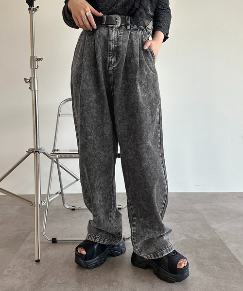 apres jour mignon（アプレジュールミニョン）の「タックワイドデニムパンツ【ZOZOTOWN限定アイテム】（デニムパンツ・レディース・インディゴブルー/ブルー/ブルー系その他/ブラック系その他/オフホワイト/ブラック/ライトブルー・SMALL/MEDIUM/LARGE/X-LARGE）」の4枚目の写真