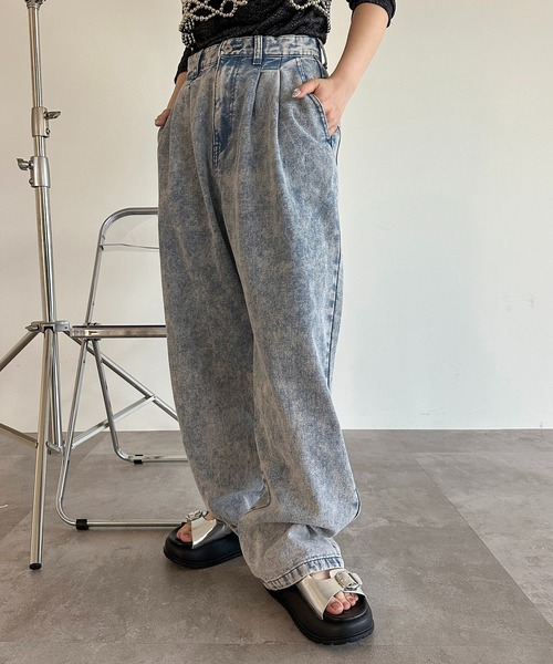 apres jour mignon（アプレジュールミニョン）の「タックワイドデニムパンツ【ZOZOTOWN限定アイテム】（デニムパンツ・レディース・インディゴブルー/ブルー/ブルー系その他/ブラック系その他/オフホワイト/ブラック/ライトブルー・SMALL/MEDIUM/LARGE/X-LARGE）」の7枚目の写真