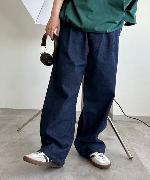 apres jour mignon（アプレジュールミニョン）の「タックワイドデニムパンツ【ZOZOTOWN限定アイテム】（デニムパンツ・レディース・インディゴブルー/ブルー/ブルー系その他/ブラック系その他/オフホワイト/ブラック/ライトブルー・SMALL/MEDIUM/LARGE/X-LARGE）」の5枚目の写真