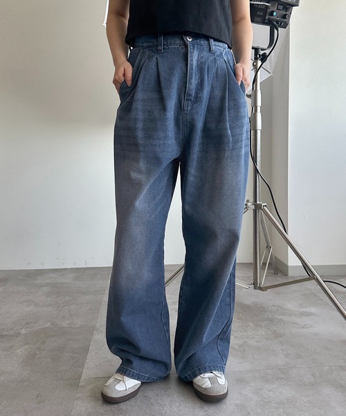 apres jour mignon（アプレジュールミニョン）の「タックワイドデニムパンツ【ZOZOTOWN限定アイテム】（デニムパンツ・レディース・インディゴブルー/ブルー/ブルー系その他/ブラック系その他/オフホワイト/ブラック/ライトブルー・SMALL/MEDIUM/LARGE/X-LARGE）」の6枚目の写真