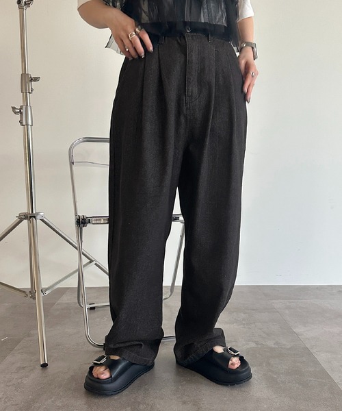 apres jour mignon（アプレジュールミニョン）の「タックワイドデニムパンツ【ZOZOTOWN限定アイテム】（デニムパンツ・レディース・インディゴブルー/ブルー/ブルー系その他/ブラック系その他/オフホワイト/ブラック/ライトブルー・SMALL/MEDIUM/LARGE/X-LARGE）」の3枚目の写真