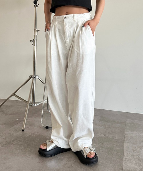 apres jour mignon（アプレジュールミニョン）の「タックワイドデニムパンツ【ZOZOTOWN限定アイテム】（デニムパンツ・レディース・インディゴブルー/ブルー/ブルー系その他/ブラック系その他/オフホワイト/ブラック/ライトブルー・SMALL/MEDIUM/LARGE/X-LARGE）」の8枚目の写真