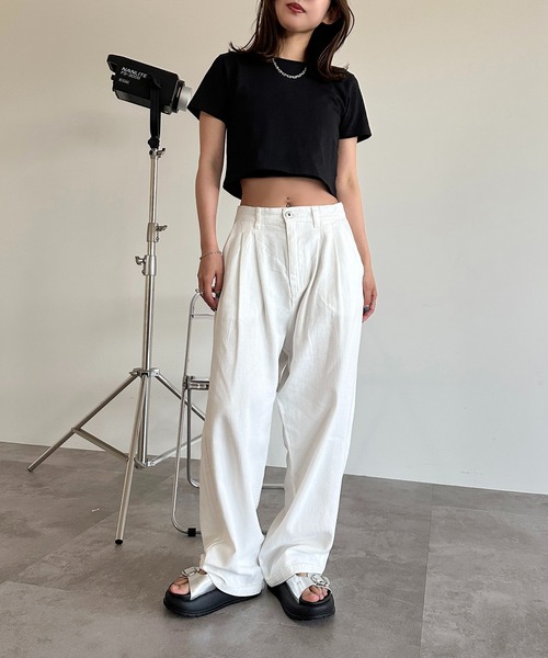 apres jour mignon（アプレジュールミニョン）の「タックワイドデニムパンツ【ZOZOTOWN限定アイテム】（デニムパンツ・レディース・インディゴブルー/ブルー/ブルー系その他/ブラック系その他/オフホワイト/ブラック/ライトブルー・SMALL/MEDIUM/LARGE/X-LARGE）」の12枚目の写真