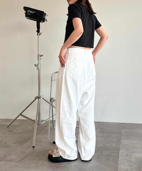 apres jour mignon（アプレジュールミニョン）の「タックワイドデニムパンツ【ZOZOTOWN限定アイテム】（デニムパンツ・レディース・インディゴブルー/ブルー/ブルー系その他/ブラック系その他/オフホワイト/ブラック/ライトブルー・SMALL/MEDIUM/LARGE/X-LARGE）」の14枚目の写真