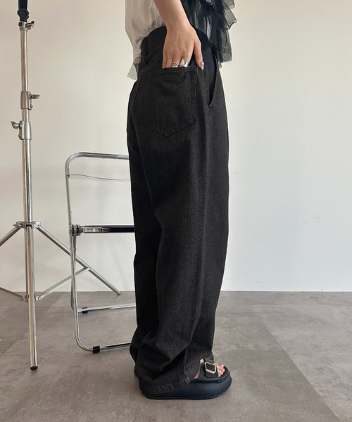 apres jour mignon（アプレジュールミニョン）の「タックワイドデニムパンツ【ZOZOTOWN限定アイテム】（デニムパンツ・レディース・インディゴブルー/ブルー/ブルー系その他/ブラック系その他/オフホワイト/ブラック/ライトブルー・SMALL/MEDIUM/LARGE/X-LARGE）」の17枚目の写真