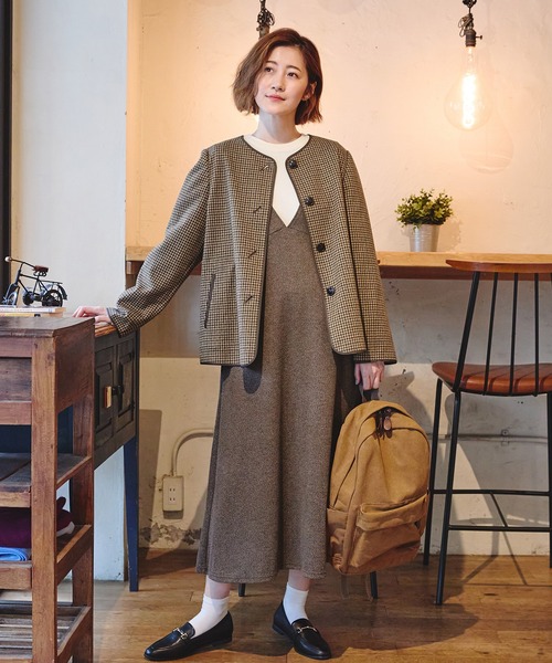 Petit Honfleur(プチオンフルール)の「Vネックフレアジャンパースカート(ジャンパースカート・レディース・ブラウン/チャコールグレー・L/M)」の2枚目の写真