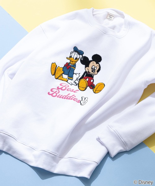 Disney（ディズニー）の「【DISNEY/ディズニー】ミッキー＆フレンズ オリジナルデザイン 裏起毛クルーネックスウェット（スウェット・メンズ・ベージュ系その他2/グレー系その他/ブラック系その他2/ホワイト系その他・LARGE/X-LARGE/MEDIUM）」の2枚目の写真