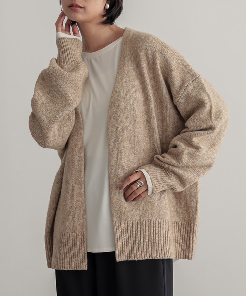 for/c(フォーシー)の「リリーヤーンゆるVカーデ【サスティナブル】(カーディガン/ボレロ・レディース・ベージュ/チャコールグレー/グレー・M/L)」の1枚目の写真