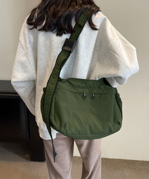 Miniministore(ミニミニストア)の「ショルダーバッグ 大容量 軽量 ナイロン(ショルダーバッグ・レディース・カーキ/アイボリー/ブラック/ダークベージュ・FREE)」の4枚目の写真