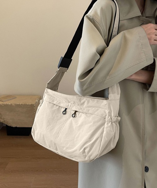 Miniministore(ミニミニストア)の「ショルダーバッグ 大容量 軽量 ナイロン(ショルダーバッグ・レディース・カーキ/アイボリー/ブラック/ダークベージュ・FREE)」の2枚目の写真