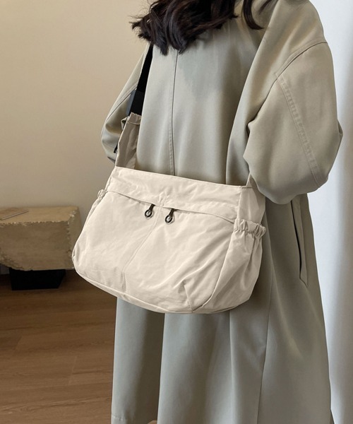 Miniministore(ミニミニストア)の「ショルダーバッグ 大容量 軽量 ナイロン(ショルダーバッグ・レディース・カーキ/アイボリー/ブラック/ダークベージュ・FREE)」の6枚目の写真