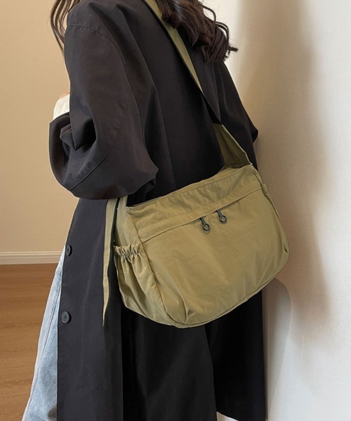 Miniministore(ミニミニストア)の「ショルダーバッグ 大容量 軽量 ナイロン(ショルダーバッグ・レディース・カーキ/アイボリー/ブラック/ダークベージュ・FREE)」の9枚目の写真
