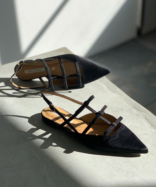 Mode et Jacomo（モードエジャコモ）の「リボンフラットバックベルトパンプス（パンプス・レディース・ピンク系その他/ライラック/ホワイト系その他2/ブラック系その他・22.5cm/23cm/24.5cm/24cm/23.5cm）」の2枚目の写真