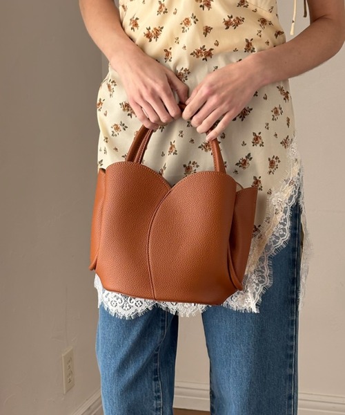 idem（イデム）の「tulip many ways bag／チューリップデザインバッグ（ショルダーバッグ・レディース・ブルー/ベージュ/ブラウン・FREE）」の2枚目の写真